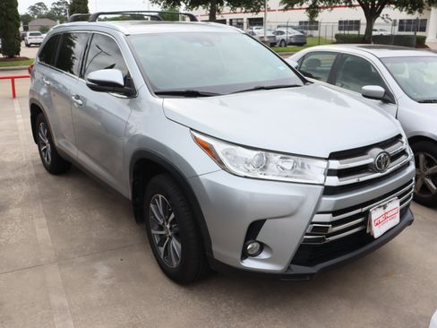 Used 2019 Toyota Highlander XLE FWD image 2