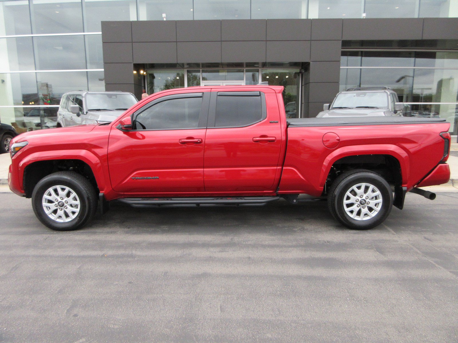 Used 2025 Toyota Tacoma SR5 AWD/4WD image 4
