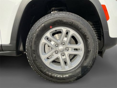 New 2025 Jeep Grand Cherokee Laredo image 8