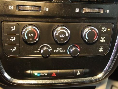 Used 2018 Dodge Grand Caravan SE w/ UConnect Hands-Free Group image 22