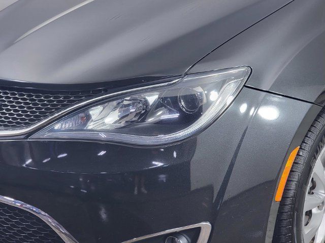 Used 2017 Chrysler Pacifica Touring-L FWD image 9