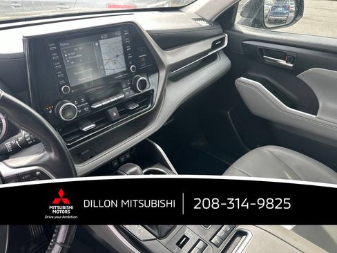 Used 2021 Toyota Highlander XLE AWD/4WD image 2