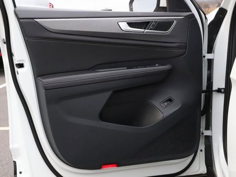 Used 2025 Volkswagen Atlas Cross Sport SE image 18