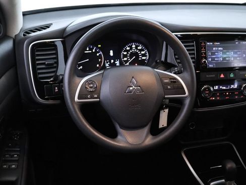 Used 2018 Mitsubishi Outlander ES FWD image 17