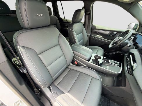 Used 2025 Buick Enclave Sport Touring w/ Power Package FWD image 16