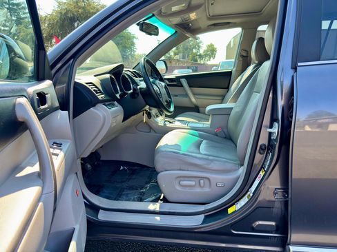 Used 2012 Toyota Highlander SE w/ Tow Pkg image 7