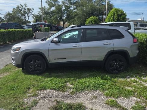 Used 2021 Jeep Cherokee Latitude Plus FWD image 2