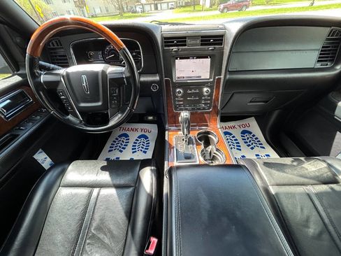 Used 2017 Lincoln Navigator Select image 24