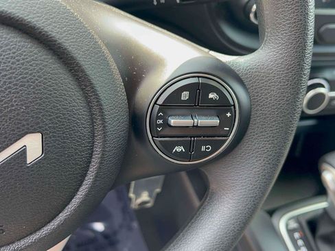 Used 2025 Kia Soul LX w/ LX Technology Package FWD image 17