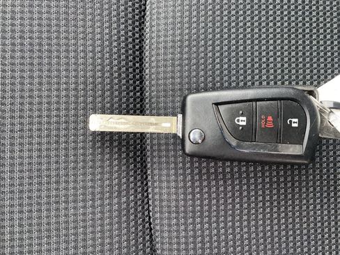 Used 2021 Toyota RAV4 LE image 39