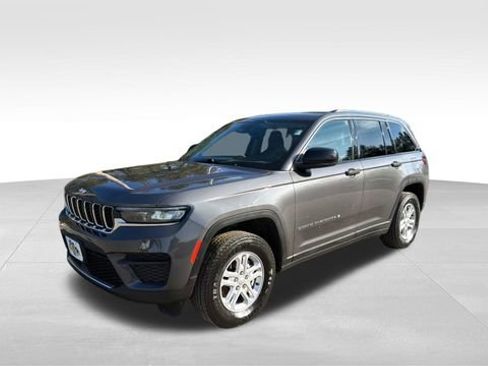Used 2023 Jeep Grand Cherokee Laredo AWD/4WD image 7