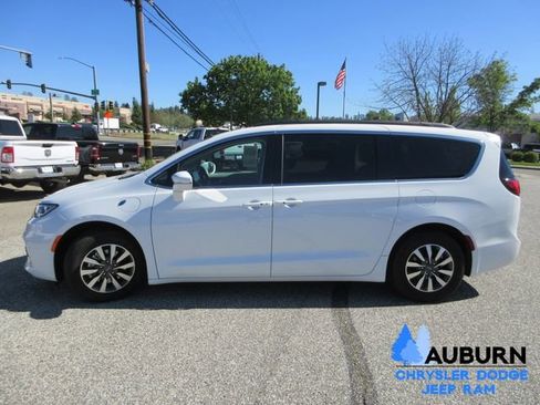 Used 2022 Chrysler Pacifica Touring-L image 9