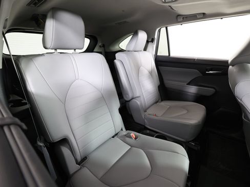 Used 2021 Toyota Highlander XLE AWD/4WD image 21