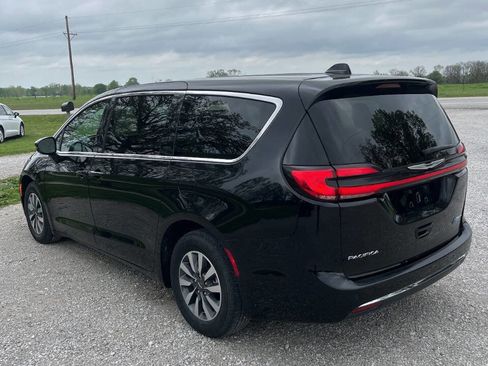 Used 2024 Chrysler Pacifica Limited FWD image 3
