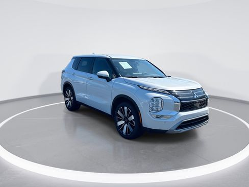 Used 2025 Mitsubishi Outlander SE FWD image 2