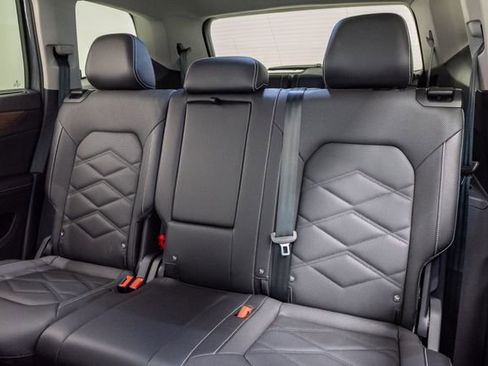Used 2025 Volkswagen Atlas SE AWD/4WD image 23