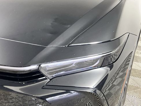 Used 2023 Toyota Crown XLE image 12