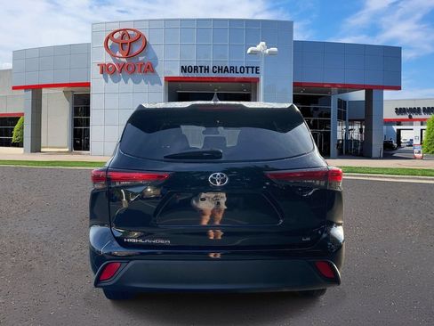 Used 2023 Toyota Highlander LE FWD image 6