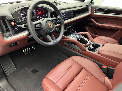 New 2025 Porsche Cayenne S image 4