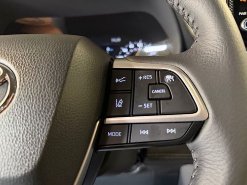 Certified 2026 Toyota Sienna XLE FWD image 19