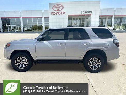 Used 2017 Toyota 4Runner TRD Off-Road AWD/4WD image 2