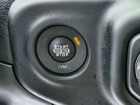 Used 2023 Jeep Gladiator Sport AWD/4WD image 15