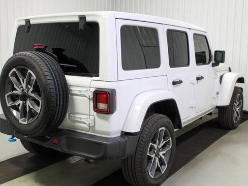 Used 2024 Jeep Wrangler Unlimited image 6