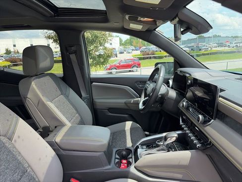 Used 2024 Chevrolet Colorado ZR2 w/ Technology Package AWD/4WD image 32