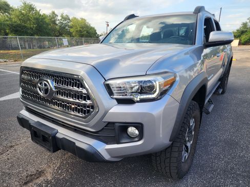 Used 2016 Toyota Tacoma TRD Off-Road AWD/4WD image 3