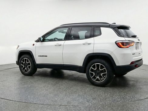 Used 2025 Jeep Compass Trailhawk image 6