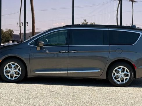 Used 2017 Chrysler Pacifica Touring-L w/ Tire & Wheel Group FWD image 4