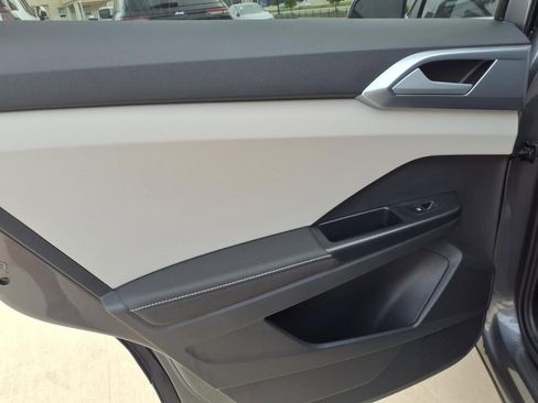 Certified 2025 Volkswagen Taos SE FWD image 10