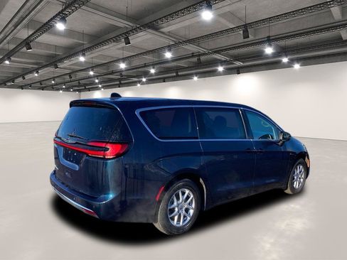 Used 2023 Chrysler Pacifica Touring-L FWD image 7