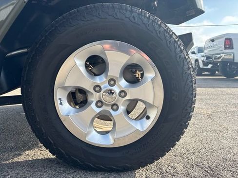 Used 2015 Jeep Wrangler Unlimited Sahara w/ Connectivity Group AWD/4WD image 7