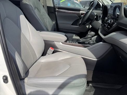 Used 2023 Toyota Highlander Limited FWD image 13