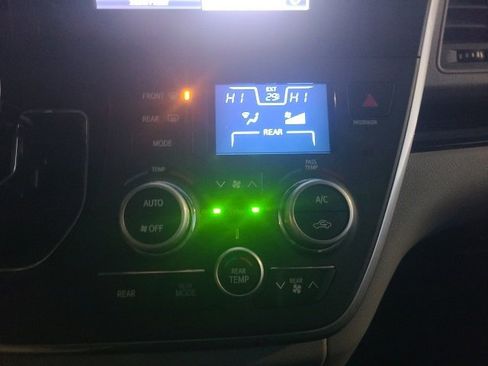 Used 2017 Toyota Sienna XLE image 27