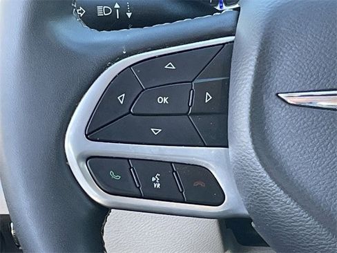 Used 2024 Chrysler Pacifica Touring-L image 12