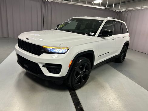 Used 2024 Jeep Grand Cherokee Altitude image 3