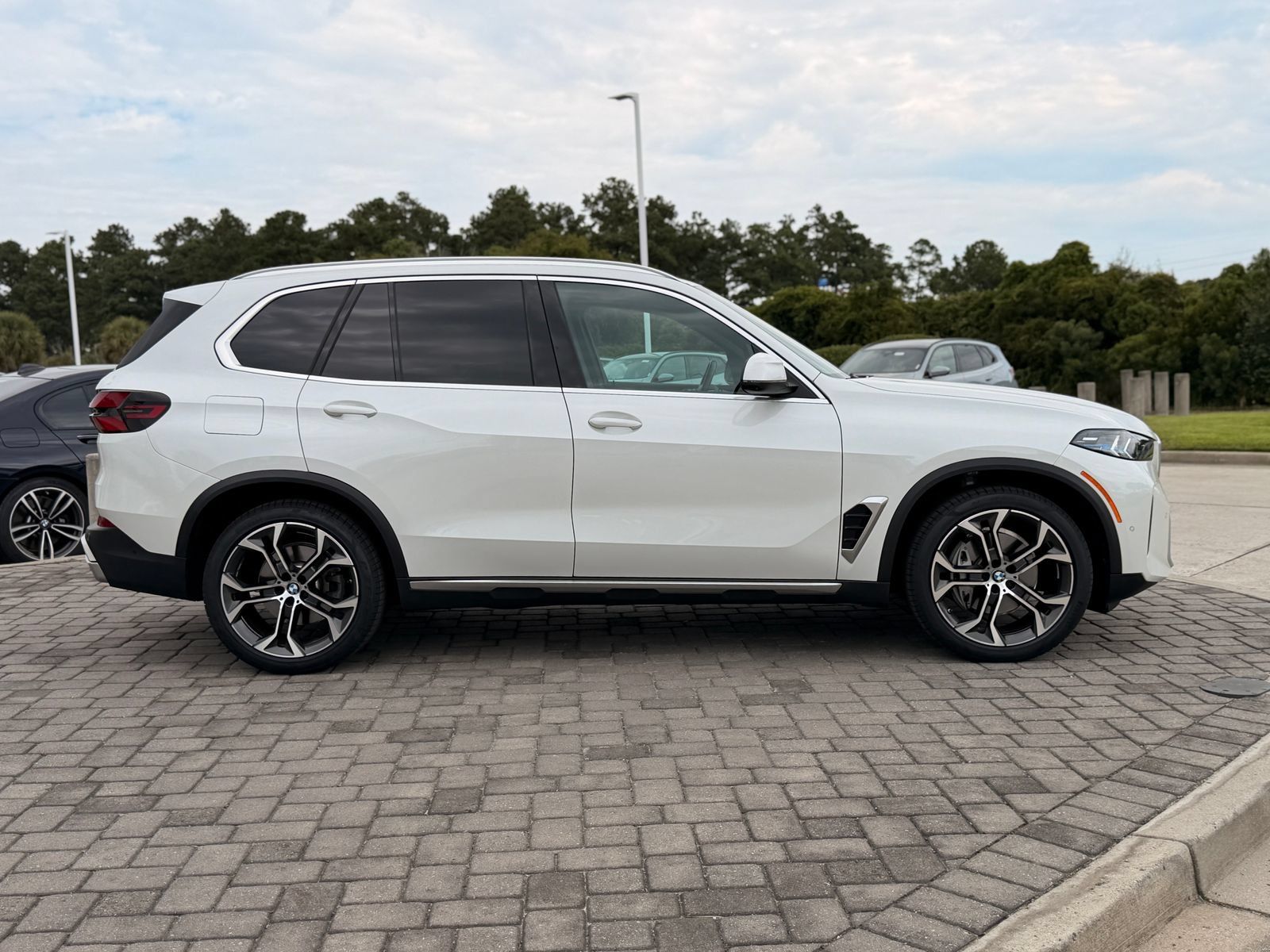 Used 2024 BMW X5 xDrive40i w/ Premium Package AWD/4WD image 8