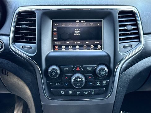 Used 2019 Jeep Grand Cherokee Laredo AWD/4WD image 18