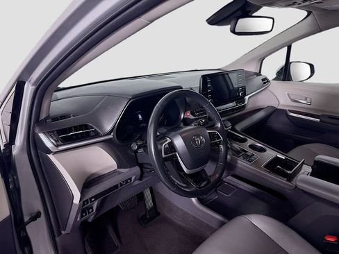 Certified 2024 Toyota Sienna XLE image 9