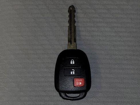 Used 2019 Toyota Highlander LE AWD/4WD image 32