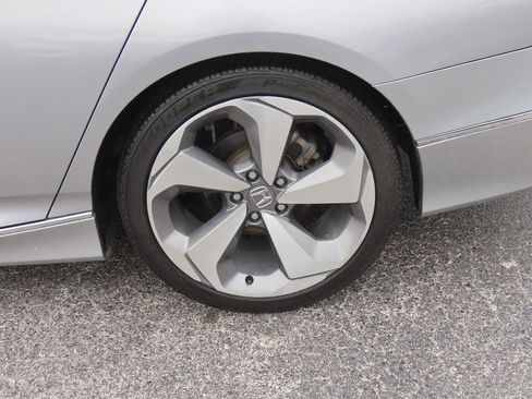 Used 2018 Honda Accord Touring image 17