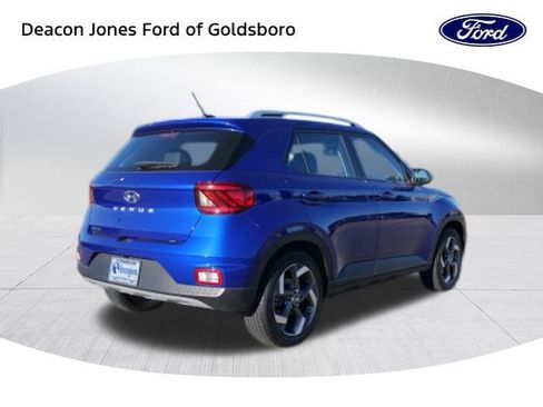Used 2023 Hyundai Venue Limited image 3