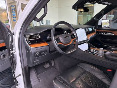 Used 2022 Jeep Grand Wagoneer Series III AWD/4WD image 4
