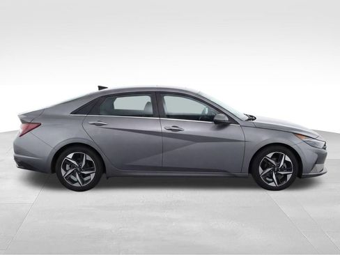 Used 2023 Hyundai Elantra Limited w/ Preferred Accessory Package image 10
