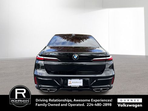 Used 2024 BMW 760i xDrive w/ Premium Package image 9