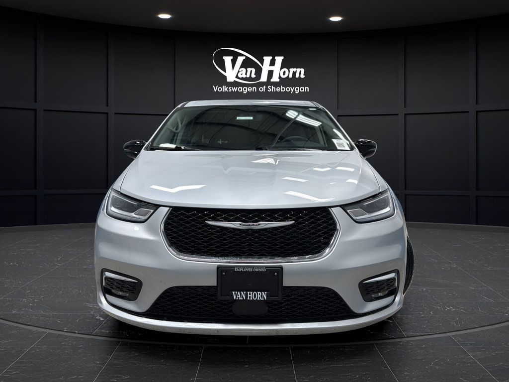Used 2024 Chrysler Pacifica Touring-L FWD image 2
