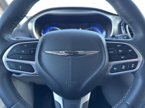 Used 2024 Chrysler Pacifica Touring-L FWD image 15