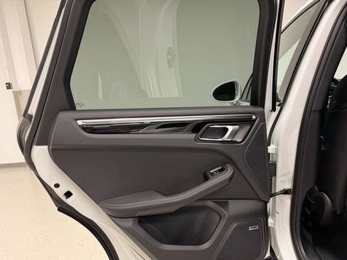 Certified 2025 Porsche Macan image 32